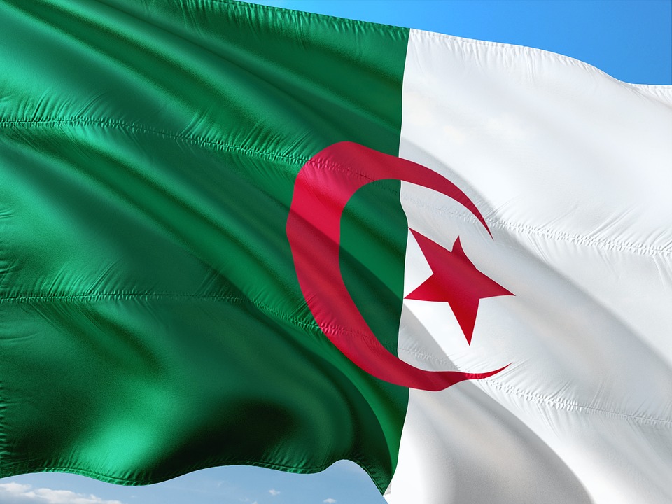 Algérie : « L'armée appartient-elle au peuple ou est-ce le peuple qui appartient à l'armée ? »