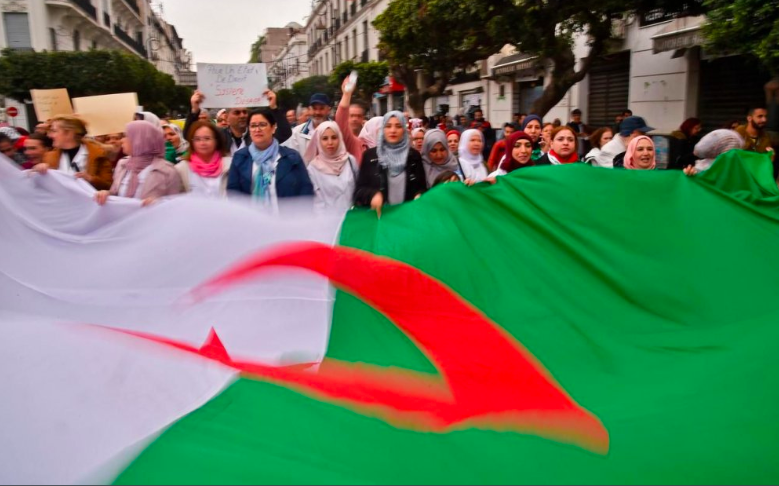 Les Algériens continuent de manifester contre le régime