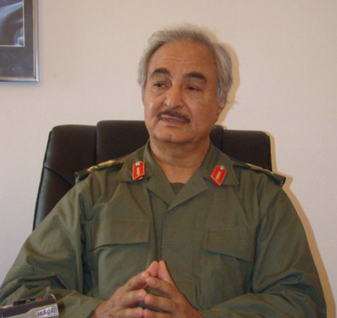 Libye : Khalifa Haftar s’est autoproclamé le nouveau chef légitime du pays. Explications et enjeux 