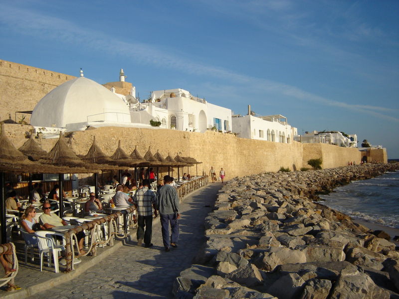 Tunisie : baisse de 60% des recettes du tourisme mais rebond de l’industrie