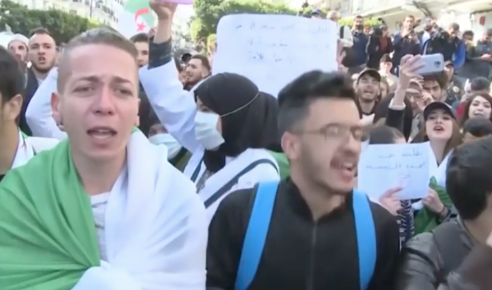 Algérie : étudiants et lycéens dans la rue pour dénoncer le report de la présidentielle