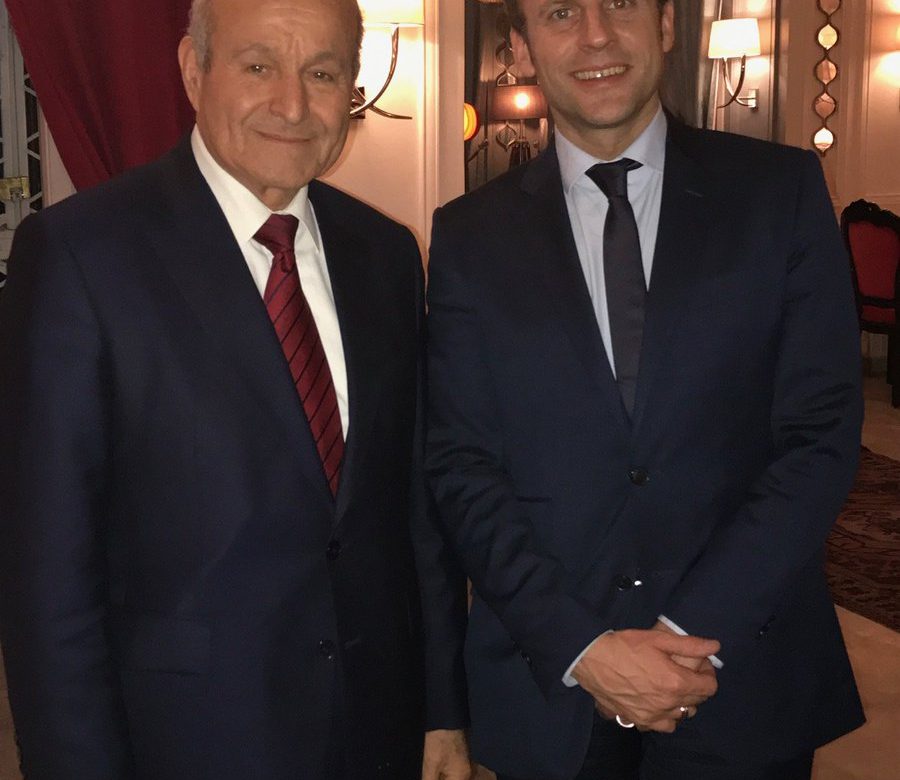 Emmanuel Macron accueille deux patrons algériens