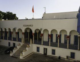Tunisie :  Le président Kaïs Saïed promulgue un décret présidentiel prolongeant le gel du pouvoir parlementaire, la levée de l'immunité parlementaire, et mettant fin aux salaires et privilèges accordés aux députés et au président du Parlement . 1