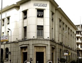 Egypte : La Banque centrale relève ses taux directeurs pour restreindre les sorties d’argent par les banques pour faire face aux tensions inflationnistes
