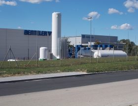 : BENTELER Hungary and Gestamp Hungaria. https://www.benteler automotive.com http://www.gestamp.com/about us/gestamp in the world/Centers/Gestamp Hungaria Akai Street, [[:en:Mór|Mór]], [[:en:Fejér County|Fejér County]], [[:en:Hungary|Hungary]].}}{{hu|1=: Benteler Autótechnika Kft. és Gestamp Hungária [[:hu:Fejér megye|Fejér megye]], [[:hu:Mór|Mór]], Akai utca 5?{{Location|47|22|48.77|N|18|11|7.92|E|region:HU heading:S}}