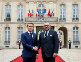 Firefly Détour les deux personnes et met l'Elysée en fond 80027
