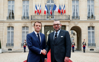 Firefly Détour les deux personnes et met l'Elysée en fond 80027