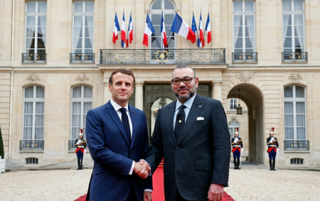 Firefly Détour les deux personnes et met l'Elysée en fond 80027
