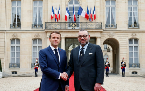 Firefly Détour les deux personnes et met l'Elysée en fond 80027