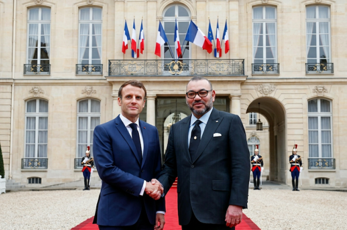 Firefly Détour les deux personnes et met l'Elysée en fond 80027