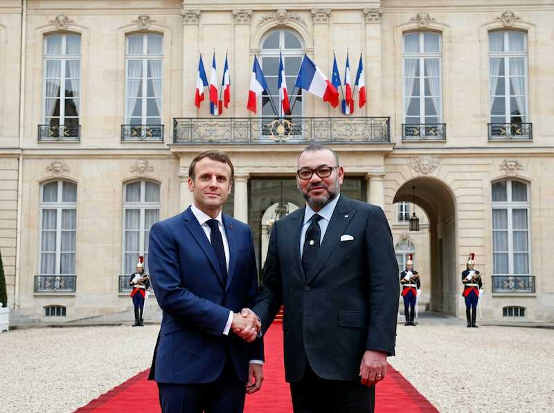 Firefly Détour les deux personnes et met l'Elysée en fond 80027