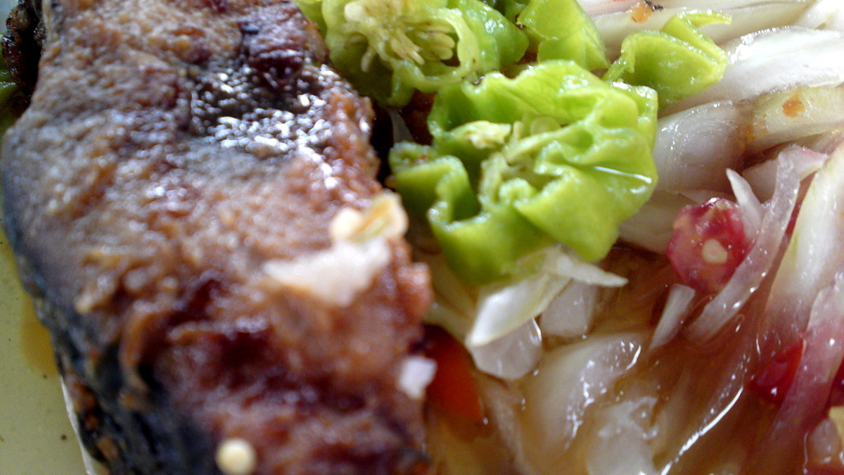 Plat de poisson salé grillé garba