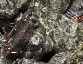 Rutile chlorite Luzenac Par Didier Descouens — Travail personnel CC BY 4.0