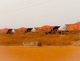 Wagons du train de la société CBK compagnie de bauxite de Kindia
