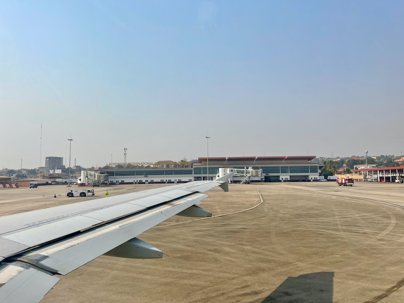Aeroport international de Conakry Gbessia vu dun avion
