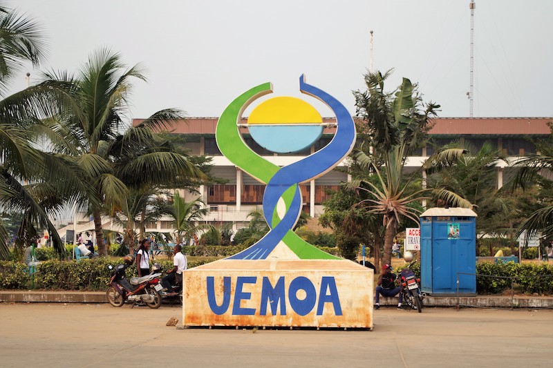 Vue de face du logo ou enseigne physique de lUEMOA realise en fer pour les manifestations regionales depose au stade General Mathieu KereKou a Cotonou au Benin