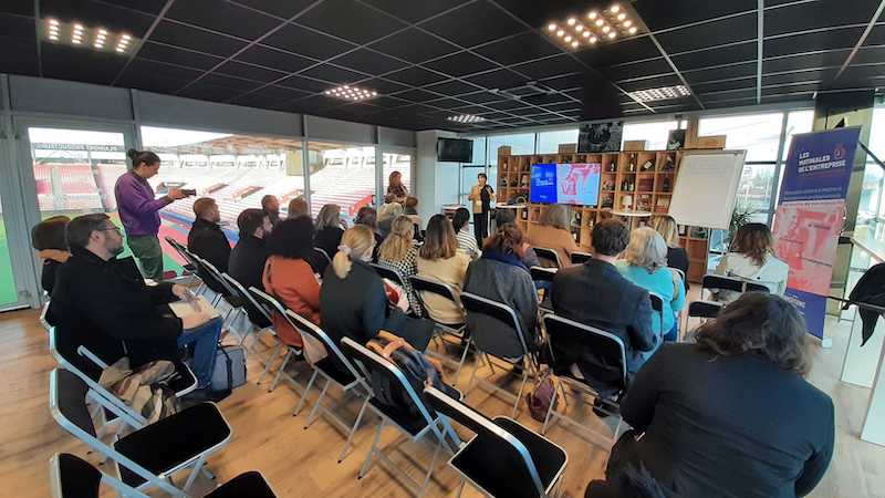 Les dispositifs de Transitions Pro sont presentes avec vue sur stade @ Ch.Poullain.