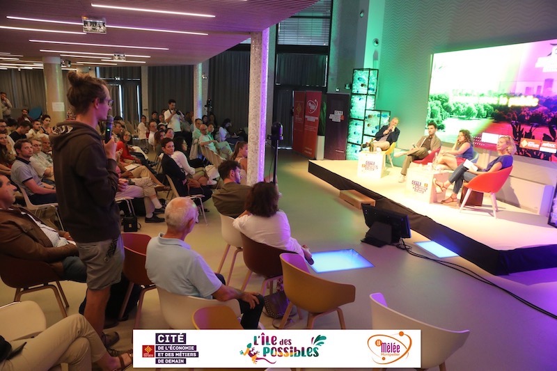 Echange et debat durant la soiree Enjeux climatiques influence engagement action