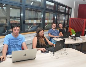 Jeunes au travail