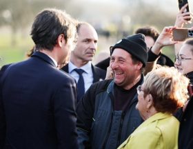 gabriel attal et agriculteurs 1