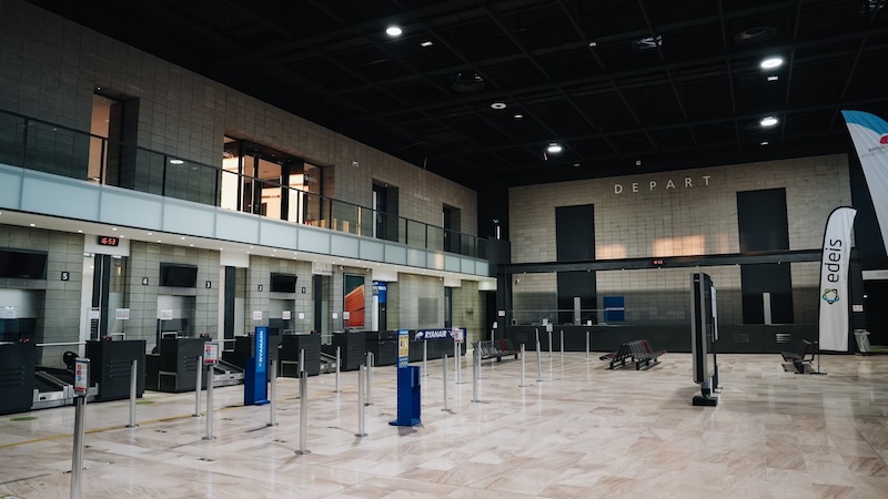 aeroport de nimes hall