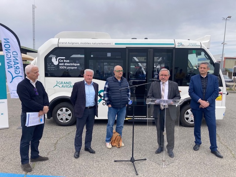 Le Grand Avignon fait l’acquisition de 5 minibus électriques pour développer la mobilité durable 