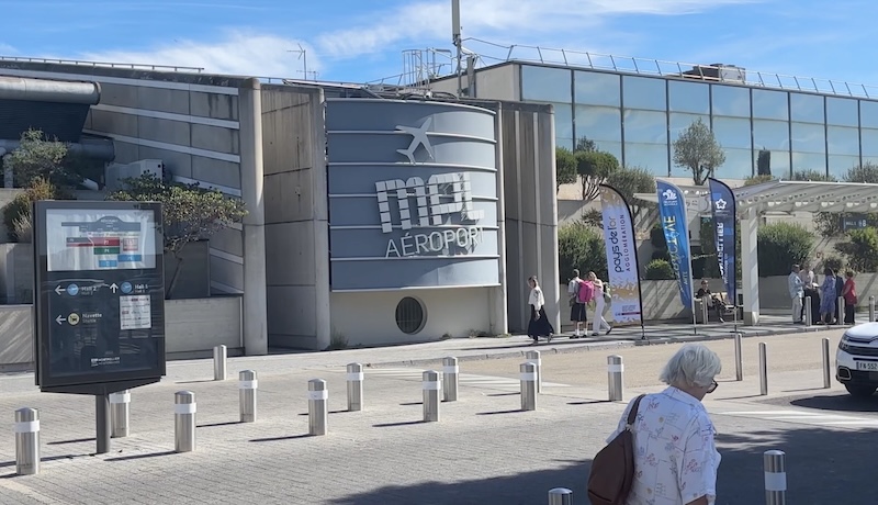Tramway aeroport parvis